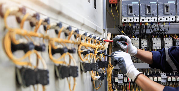 Professional Electrician technician working in Warren, OH